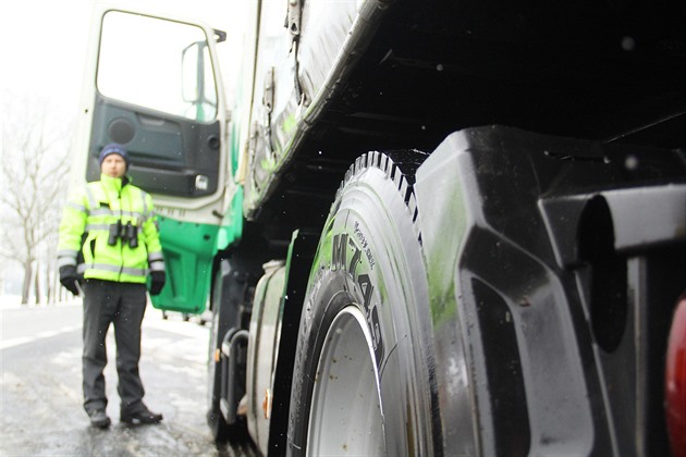Neuklouzněte za hranicemi zbytečně. Jaká pravidla pro zimní pneu platí u sousedů?