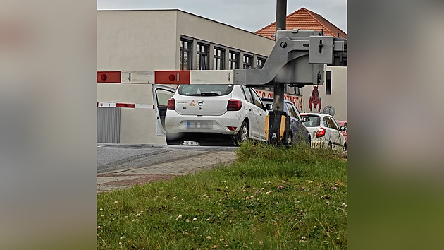 K tragédii chybělo málo. Řidička uvázla na přejezdu, vlak ji minul o pár metrů