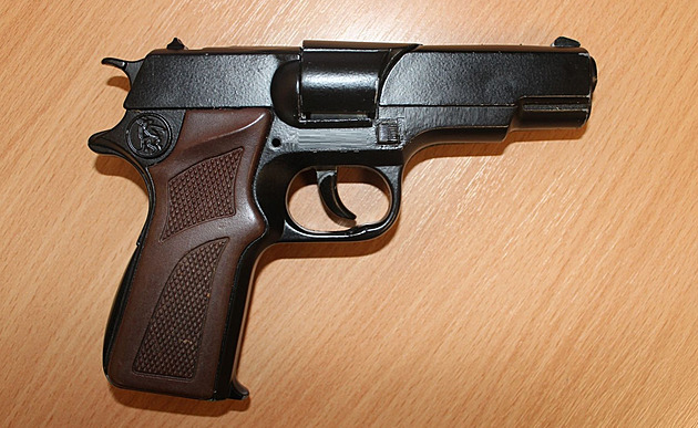 Patnáctiletý lupič přepadal ještě mladší chlapce, vyhrožoval i maketou pistole