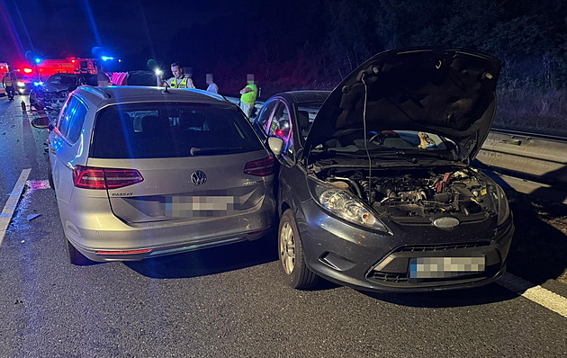 Provoz na dálnici D35 směrem na Moravu na sedm hodin zablokovaly nehody u Dašic