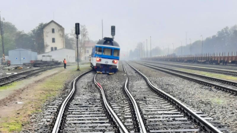 V Neratovicích vykolejil vlak. Hasiči evakuovali desítky cestujících, provoz byl zastaven