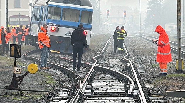 V Neratovicích vykolejil osobní vlak, spekuluje se o poškozeném kolejišti