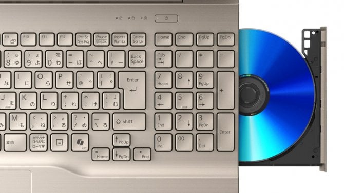 Nejzvláštnější důsledek přechodu na Windows 11: V Japonsku jsou zase „in“ optické mechaniky