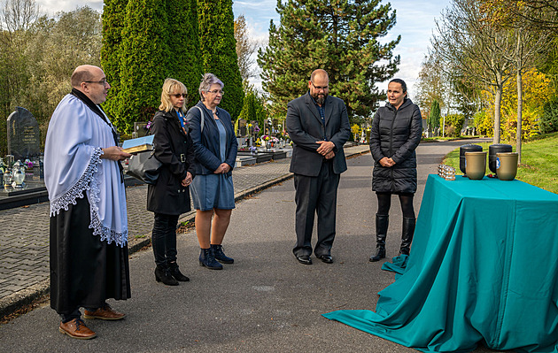 Bez obřadu a bez lidí. Města vypravují pohřby stovkám osamělých lidí