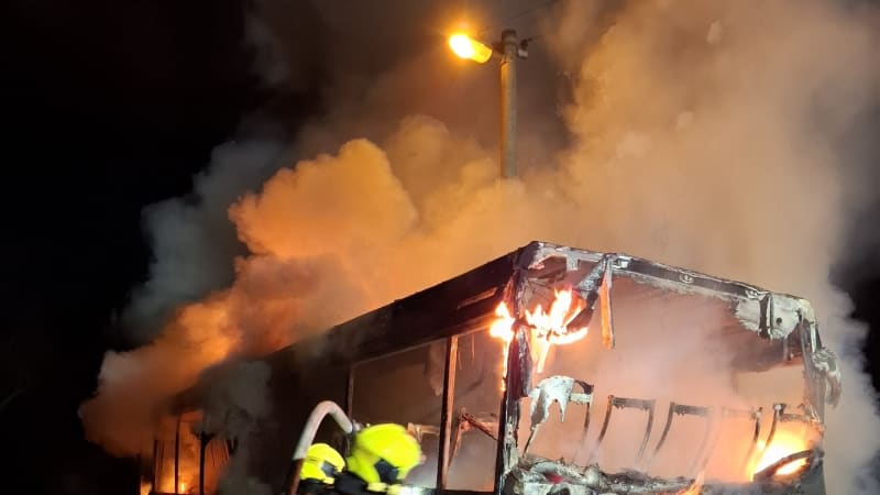 Mohutný požár autobusu na Přerovsku: Plameny ho zcela zdevastovaly, škoda jde do milionů