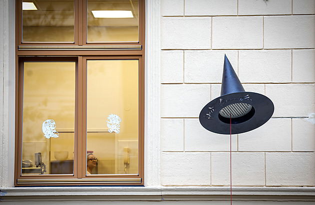 Na liberecké škole visí mluvicí klobouk, připomíná autora dětských knížek