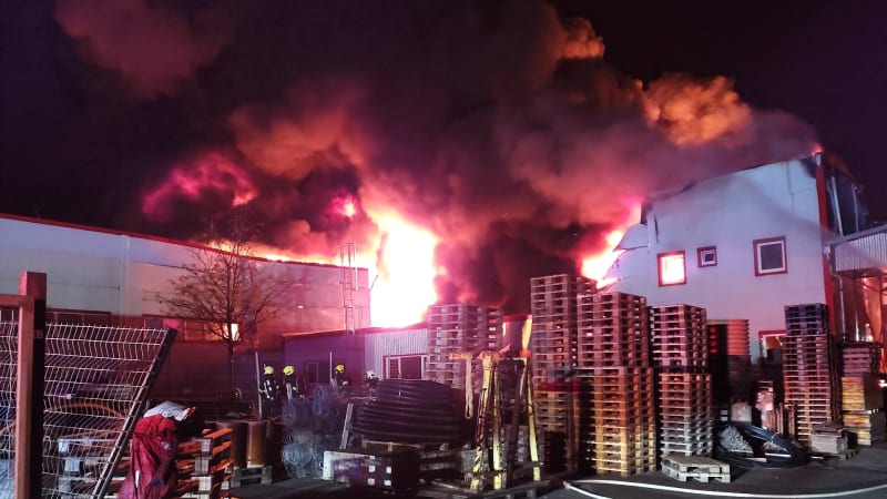 Požár ve Vysokém Mýtě: Hasiči vyhlásili třetí stupeň poplachu