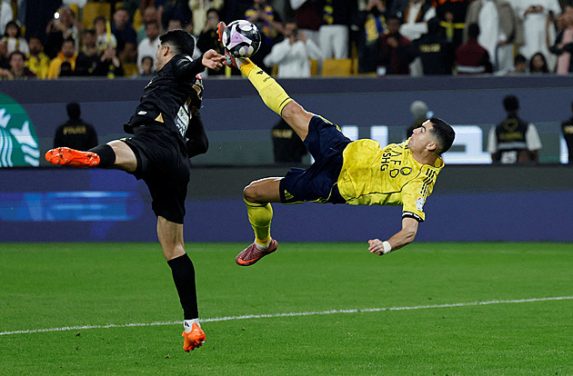 Ronaldo opět uhranul nůžkami. Dojde si ve čtyřiceti pro nejhezčí gól roku?