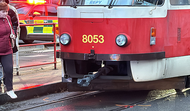 Tramvaj v Praze na Letné srazila ženu, zraněná skončila v nemocnici