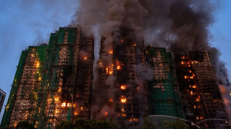 PŘEHLEDNĚ: Požár v Hongkongu je nejhorší za desítky let. Roli mohlo hrát bambusové lešení