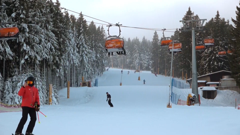 Lyžaři jásají, vleky se rozjely: Otevřela část sjezdovek, někde nabízejí zvýhodněné ceny