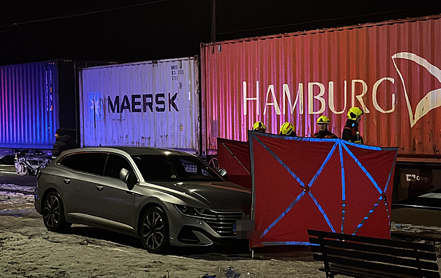 Ve Staré Boleslavi srazil v sobotu večer nákladní vlak dva lidi, jeden zemřel