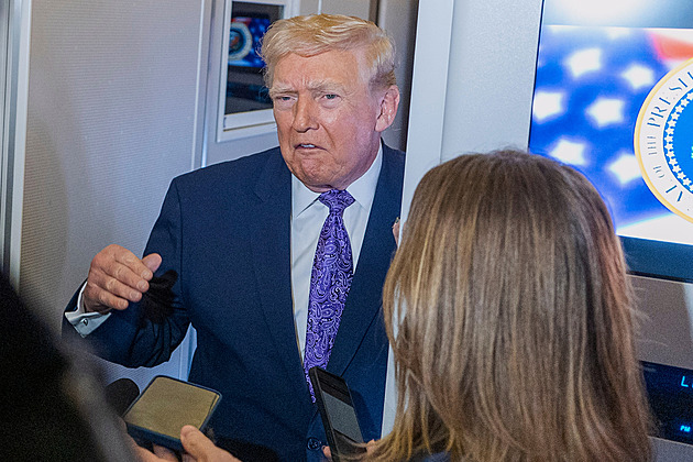 Volal jsem si s Madurem, potvrdil Trump. Nešlo to dobře ani špatně, mlžil