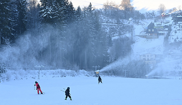 V Jeseníkách jedou první sjezdovky. Jinde ještě dosněžují, vyhlídky jsou slibné