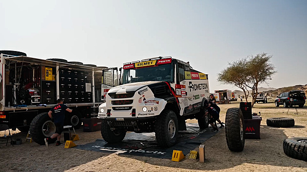 Rozbije se to, co s sebou nemáte, říká mechanik dakarského kamionu