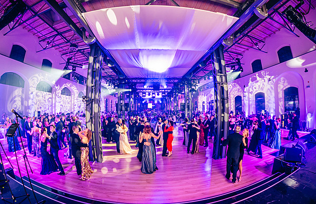 OBRAZEM: Takto si užívala česká smetánka na luxusním Plesu jako Brno