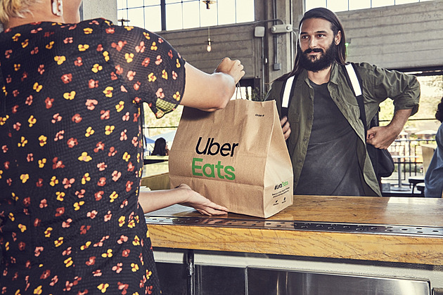 Uber Eats se vrací na český trh. Na druhý pokus chce dobýt rozvoz jídla