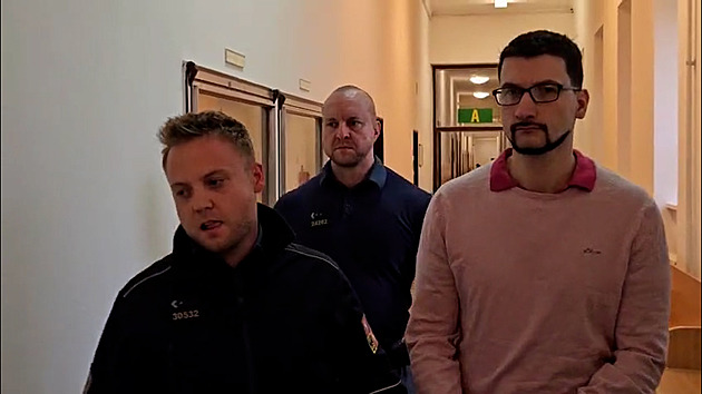 Svou známou polil benzinem a zapálil. Soud muži potvrdil výjimečný trest