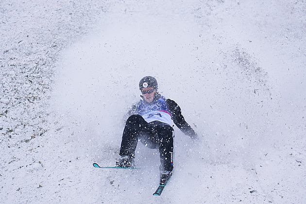 Novák dvakrát upadl, Číňan ve finále akrobatických skoků napodobil manželku