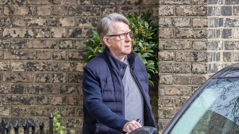 Policie zadržela bývalého britského ministra. Figuruje v kauze Jeffreyho Epsteina