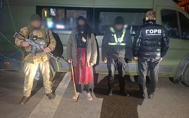 VIDEO: Třicetiletý Ukrajinec se převlékl za bábušku, útěk za hranice mu nevyšel