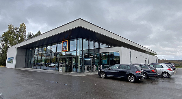 Konec kroužení ulicí. Supermarkety v Německu zpřístupnily parkoviště rezidentům