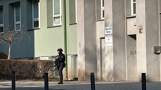Kvůli hlášené bombě evakuovali v Praze školu, anonym upřesnil i čas výbuchu