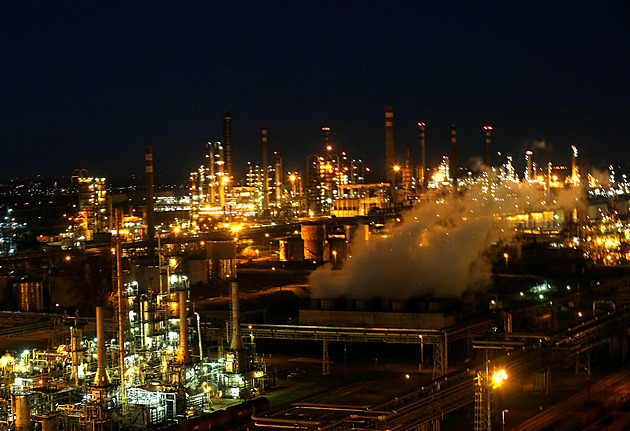 Agentura IEA kvůli válce navrhuje rekordní uvolnění ropných rezerv