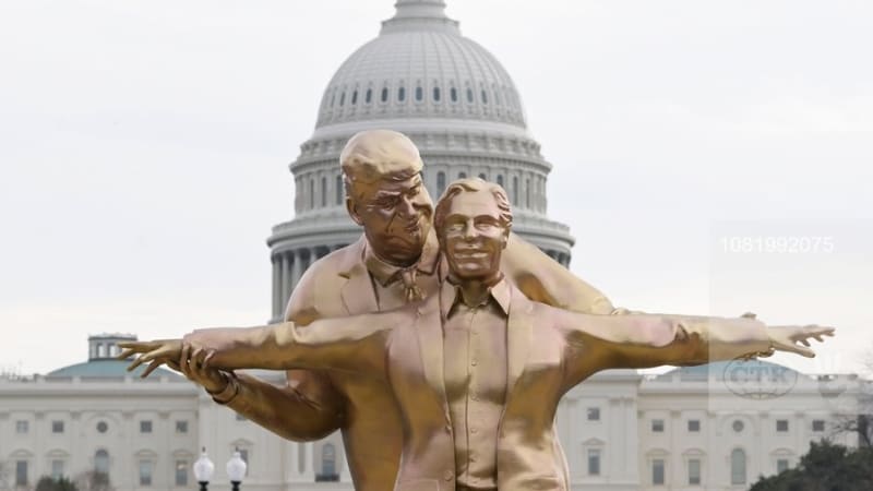 Trump a Epstein v objetí na přídi Titanicu. Slavný park ve Washingtonu zdobí nová socha