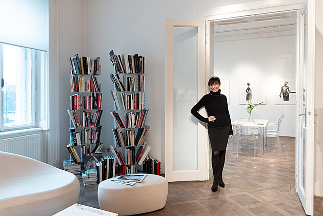 Liběna Rochová propojuje ve svém bytě práci i soukromí. Výhled má skvostný