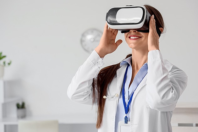 Virtuální realita léčí. Zajistí ležícím pobyt v přírodě i pohyb, popáleným utlumí bolest