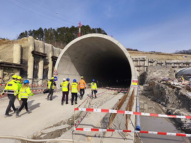 Dokončení tunelu Homole na D35 se dále protahuje, silničáři řekli i dobrou zprávu