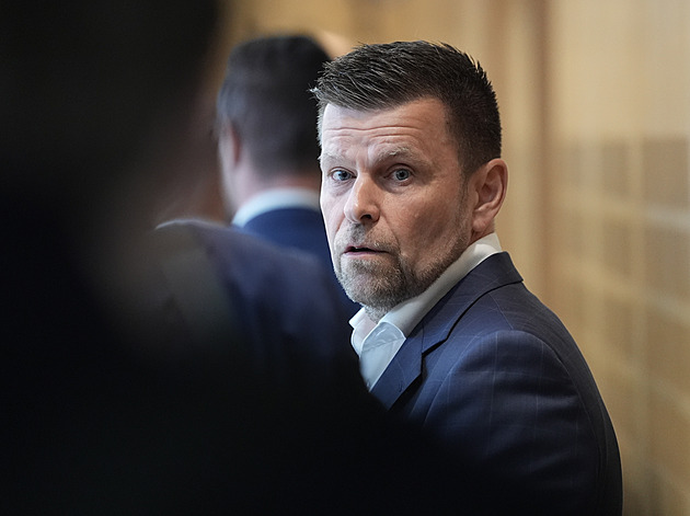 V kauze Dozimetr vypovídá bývalý ředitel DPP Witowski. Přiznal napojení na politiku