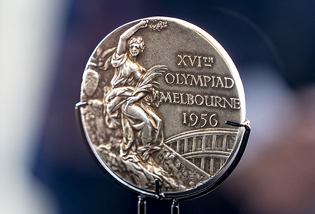 Láska přes železnou oponu. Muzeum ukáže olympijskou medaili slavné diskařky