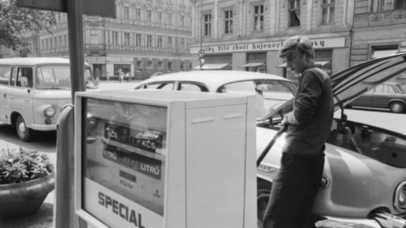 Za Husáka stál litr benzinu 136 korun, při srovnání s dnešní mzdou. I tehdy šlo o Írán
