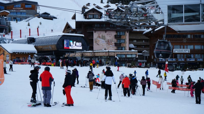 „Apokalyptická“ epidemie v lyžařském středisku v Alpách. Více než sto dětí onemocnělo