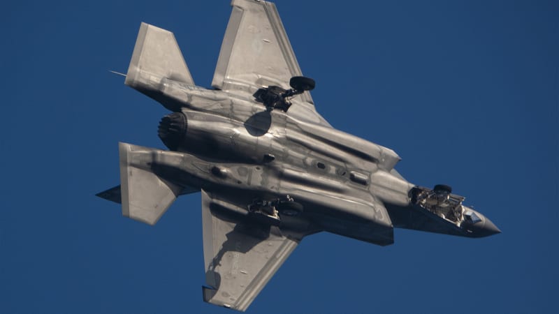 Írán údajně sestřelil americký bojový letoun F-35. Jeho drony zaútočily na ropnou rafinerii