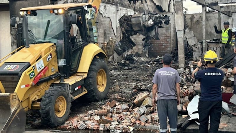 Pád letadla v Brazílii: Stroj se zřítil na restauraci, zachycují kamery. Nikdo nepřežil