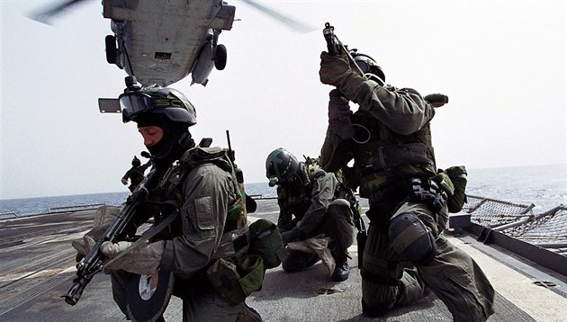 Írán tvrdí, že zaútočil na americkou výsadkovou loď, donutil ji ustoupit