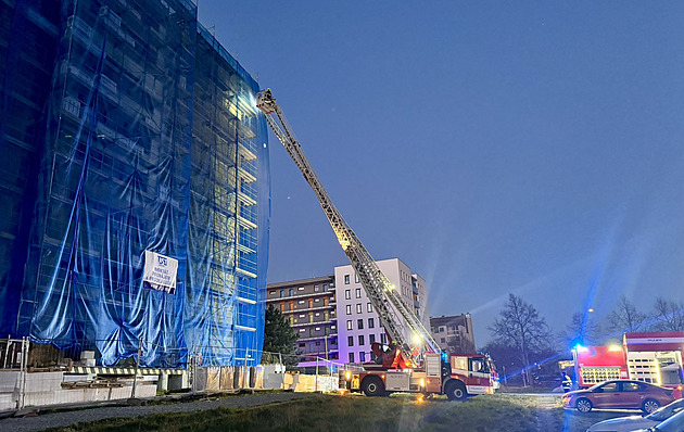 Požár zachvátil střechu radnice v Horních Měcholupech, úřad je do odvolání uzavřen