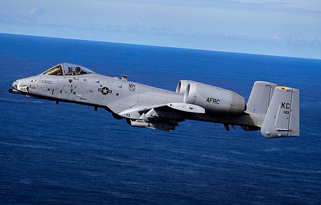 Letadla A-10 pálí ze svého kanónu neobvykle dlouhou dobu. Správně by neměla