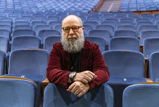 Ploština je brutální příběh zmaru, říká režisér zlínské inscenace Dodo Gombár