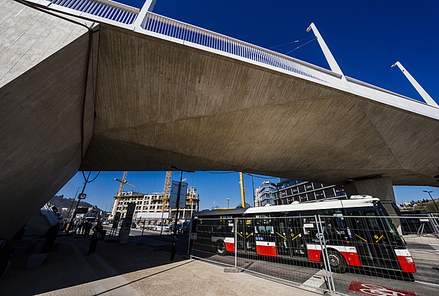 Tramvaje a autobusy na Dvoreckém mostě. Jak zamíchají pražskou dopravou?