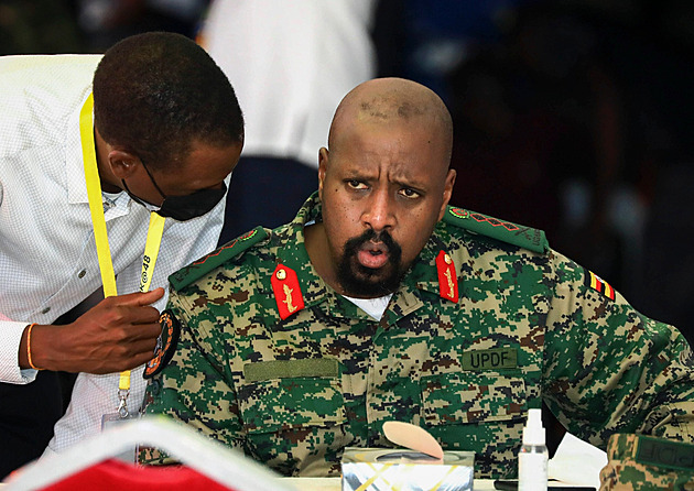 Chci miliardu a nejkrásnější ženu. Ugandský generál hrozí Turecku a Íránu