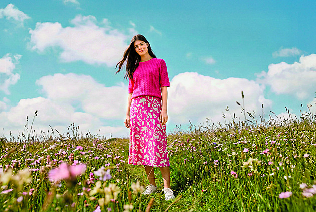 Jen růžová to může být. Oblékněte něžnou barvu jara v jakémkoli věku