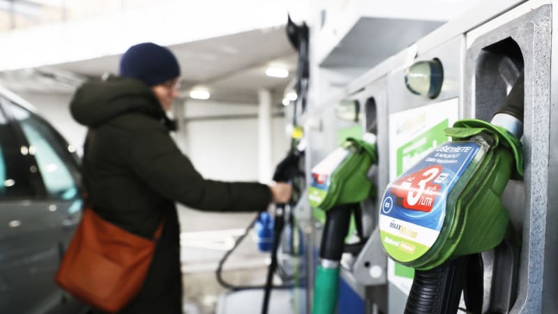 Slovensko ponechá dvojí ceny nafty, oznámil Fico. Prodlouží i omezení tankování, limity zvýší