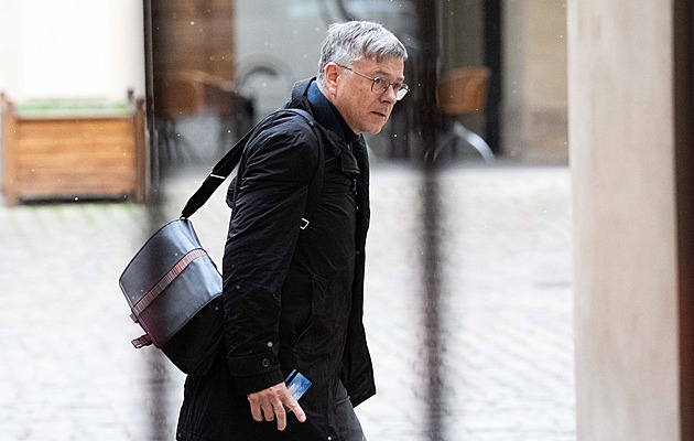 Návrh zákona o poplatcích nesmí být přijat, diskuze neproběhla, kritizuje šéf ČT