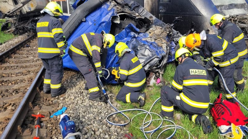 Tragický střet na Slovensku: Vlak se srazil s náklaďákem, na místě mrtvý a zranění
