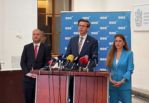 Je snaha destabilizovat a zabít Českou televizi a rozhlas, vytkl vládě Kupka