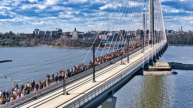 Helsinky otevřely nejdelší most v zemi. Auta se po něm nesvezou
